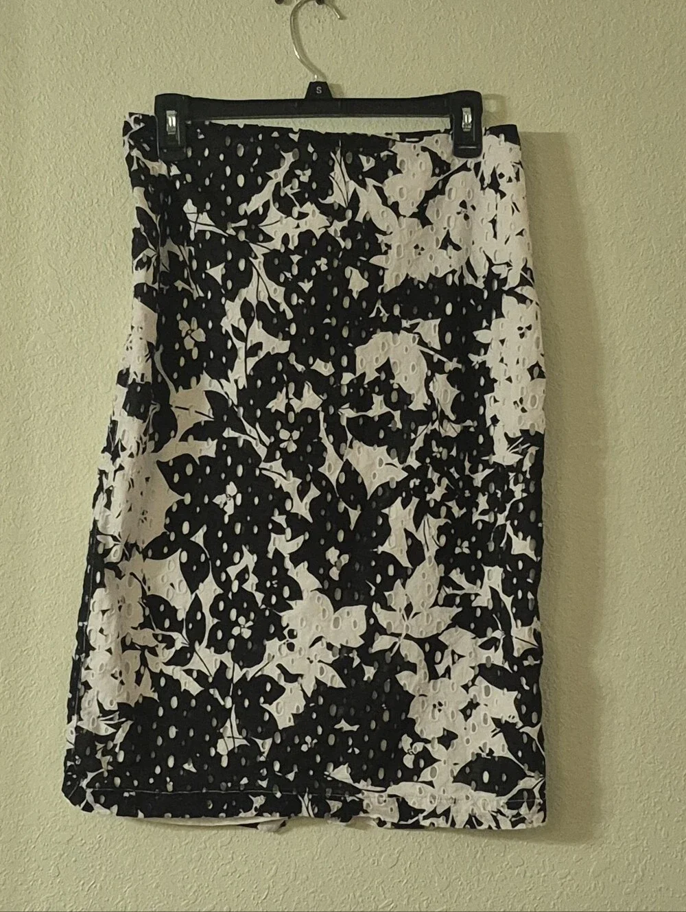 New York & Company Black and White Floral Eyelet Pencil Skirt